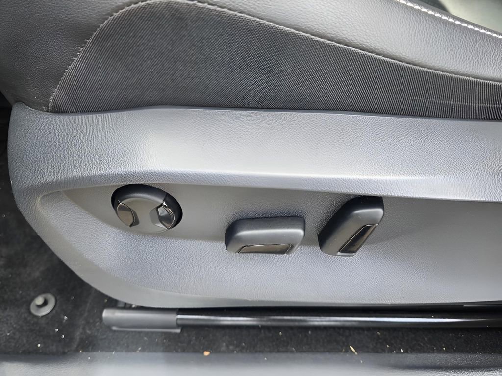 Used 2022 Volkswagen Tiguan SE R-Line image 13