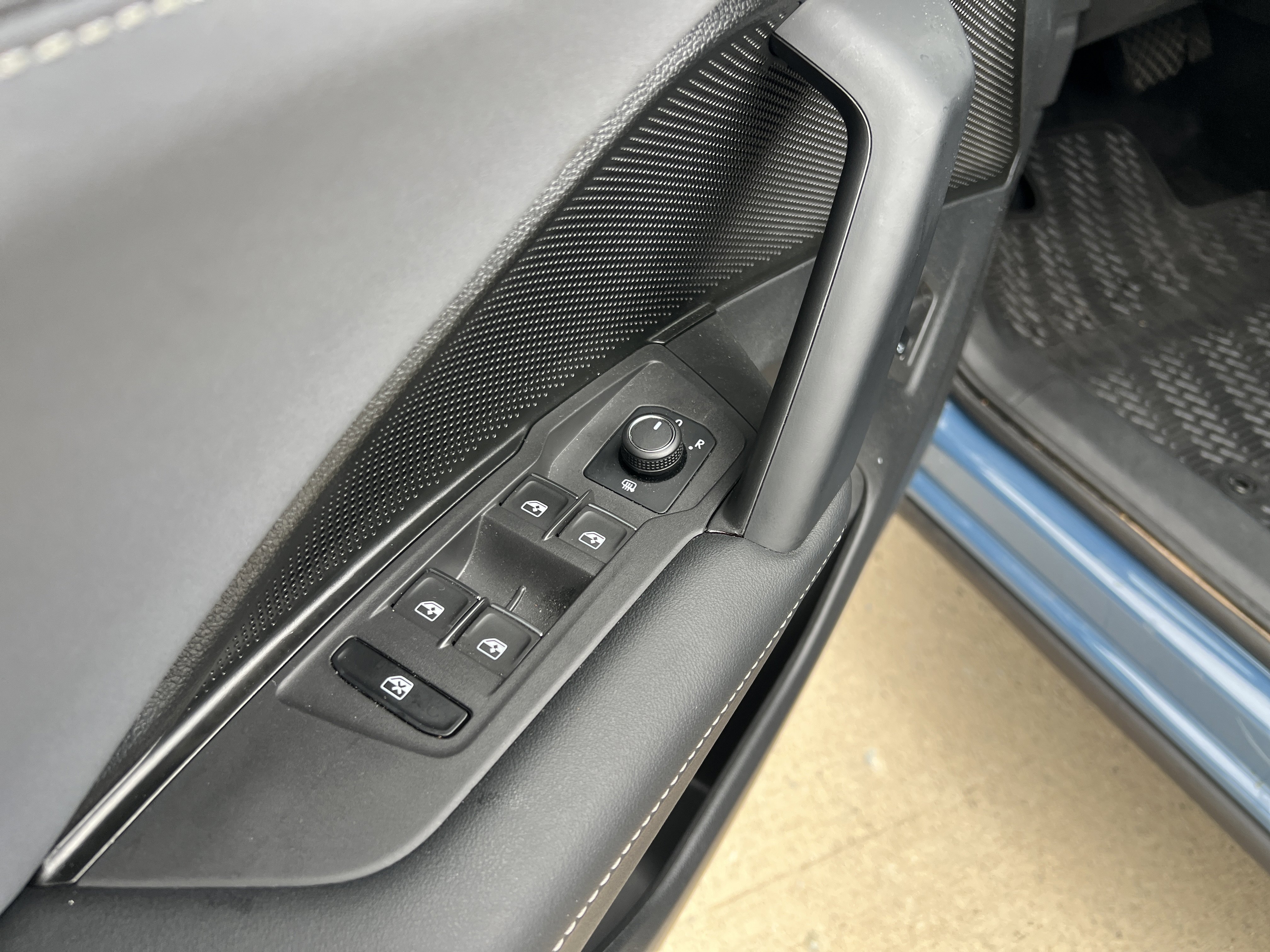 Certified 2025 Volkswagen Tiguan SE FWD image 14