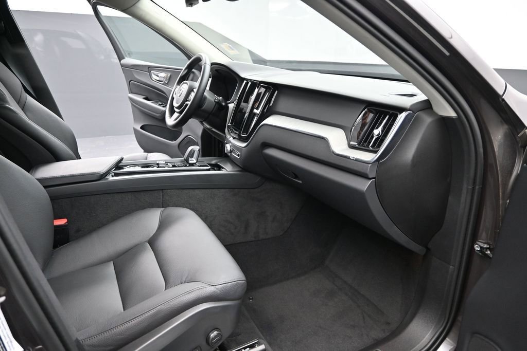 Used 2025 Volvo XC60 B5 Plus AWD/4WD image 18