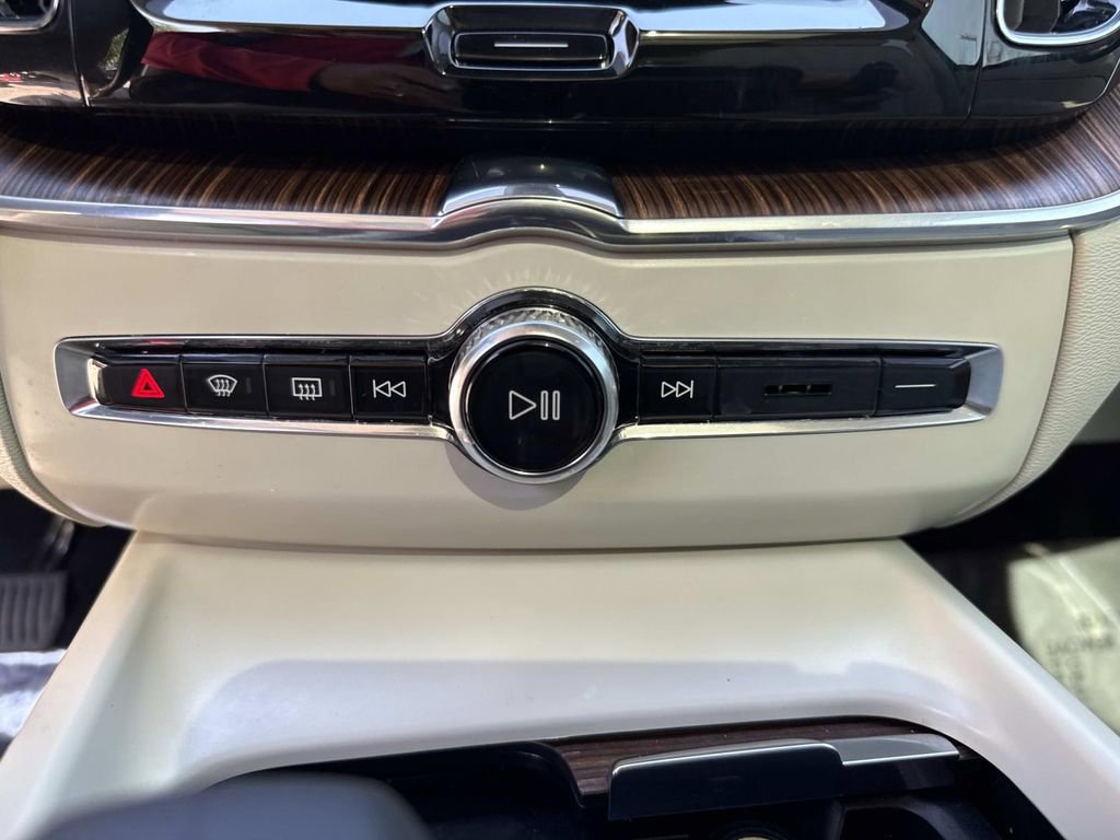 Used 2022 Volvo XC60 B5 Momentum w/ Climate Package image 34