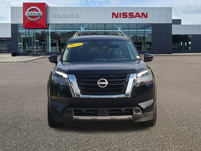 Used 2025 Nissan Pathfinder SL AWD/4WD image 2
