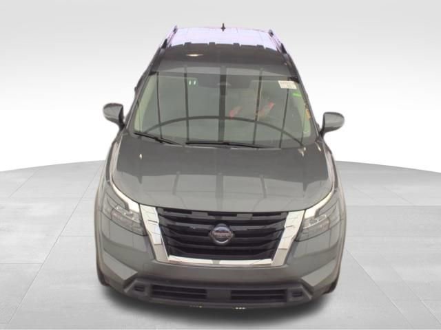 Used 2024 Nissan Pathfinder SV image 2