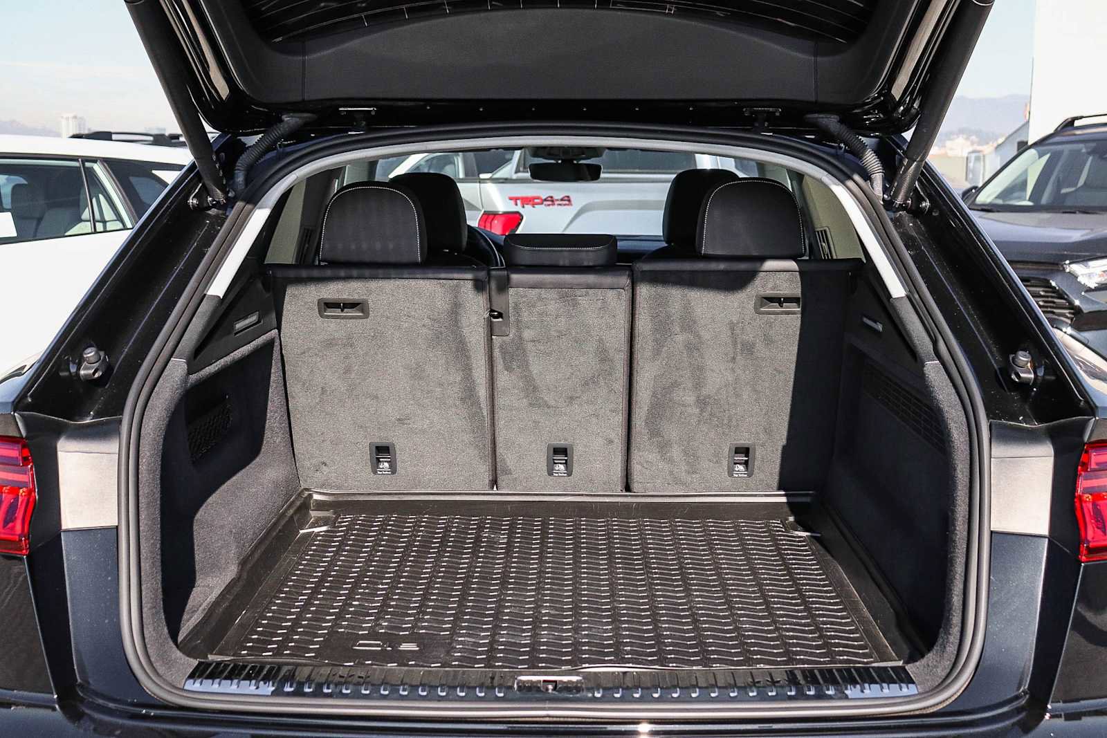 Used 2022 Audi Q8 Premium Plus image 38