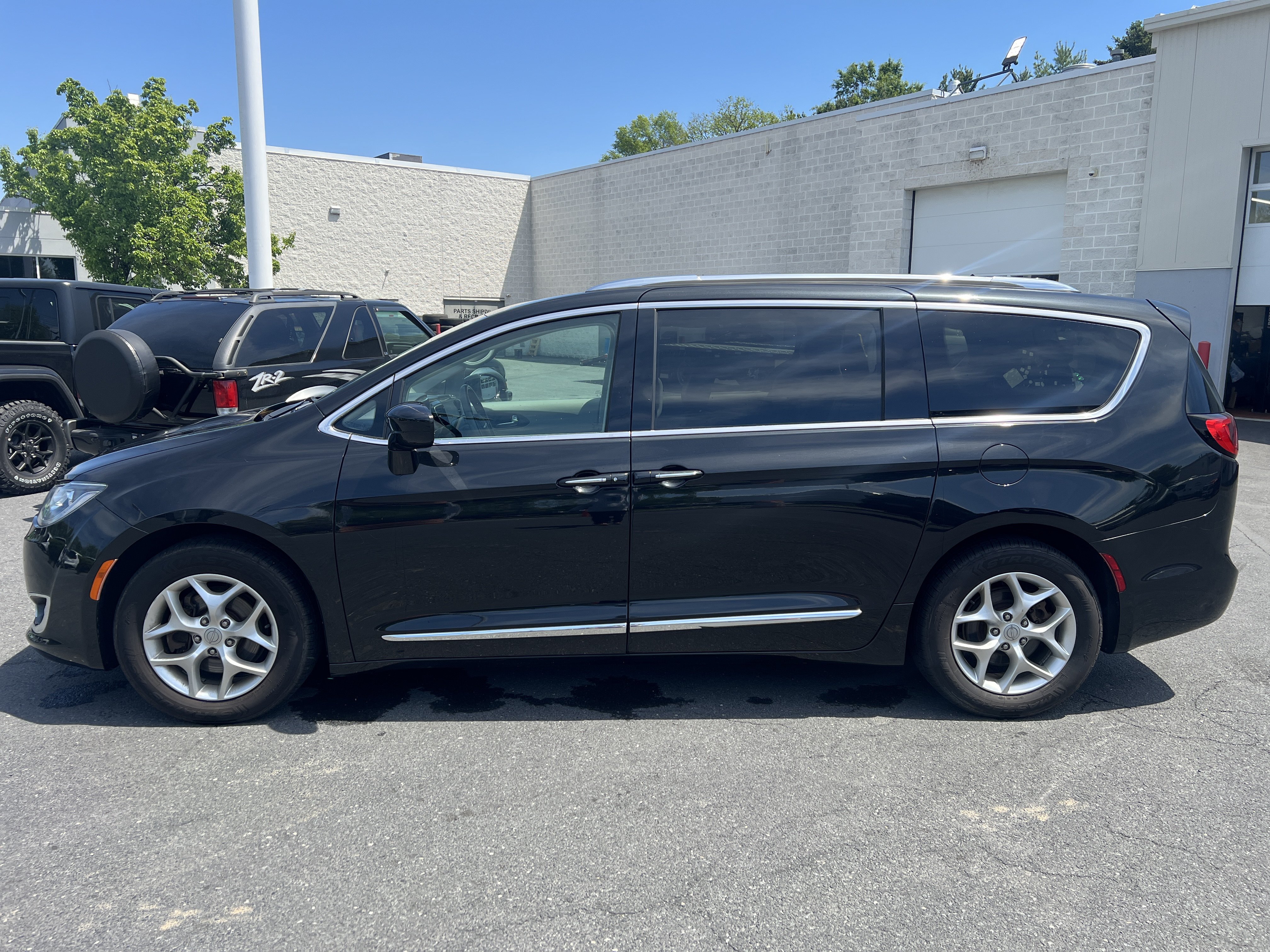 Used 2018 Chrysler Pacifica Touring-L Plus w/ Tire & Wheel Group FWD image 6