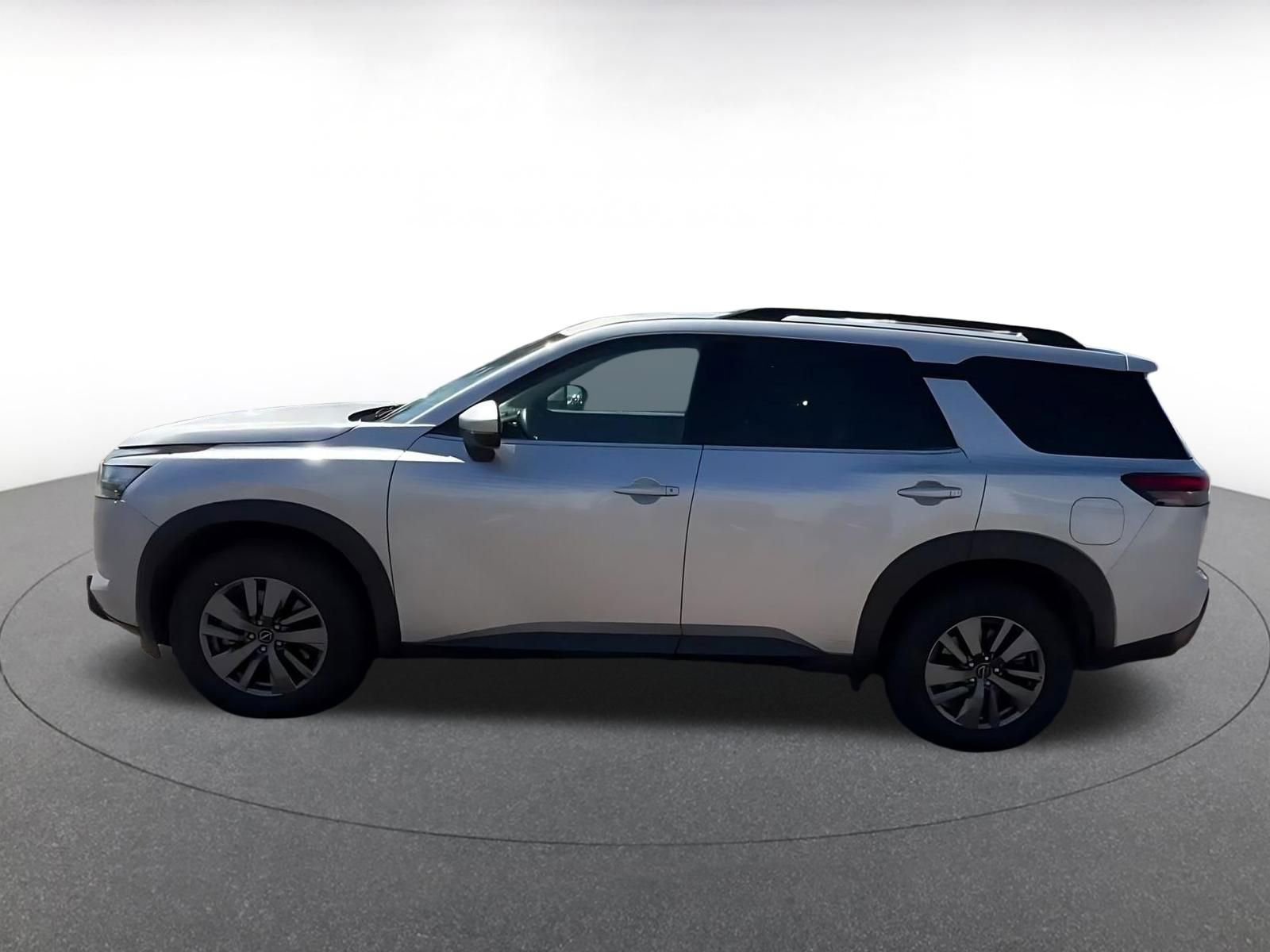Used 2025 Nissan Pathfinder SV FWD image 9