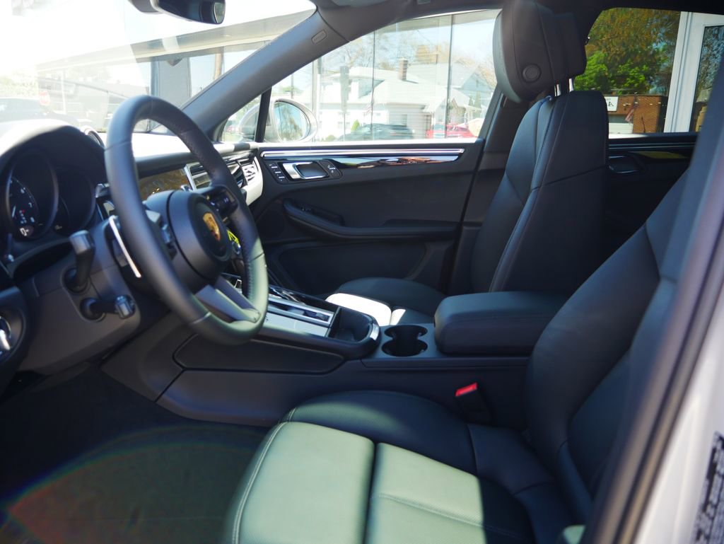New 2026 Porsche Macan AWD/4WD image 5