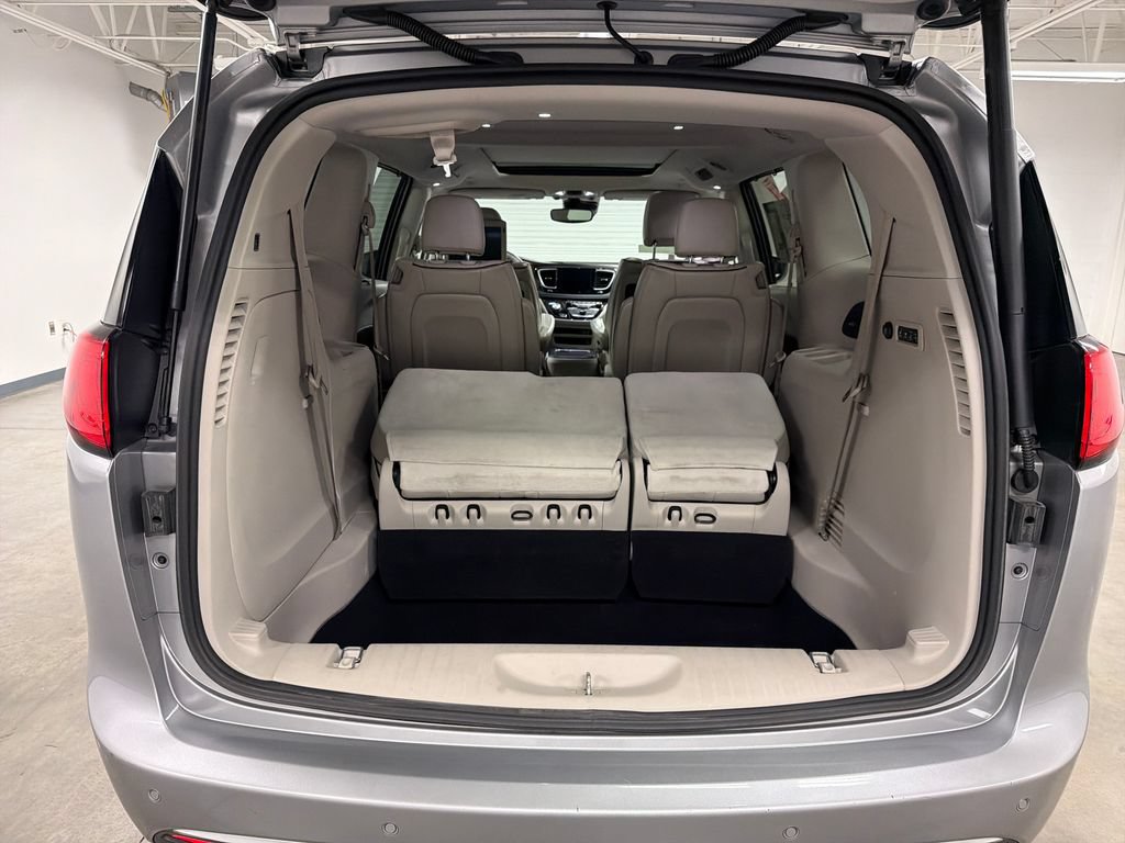 Used 2019 Chrysler Pacifica Limited w/ Tire & Wheel Group FWD image 19