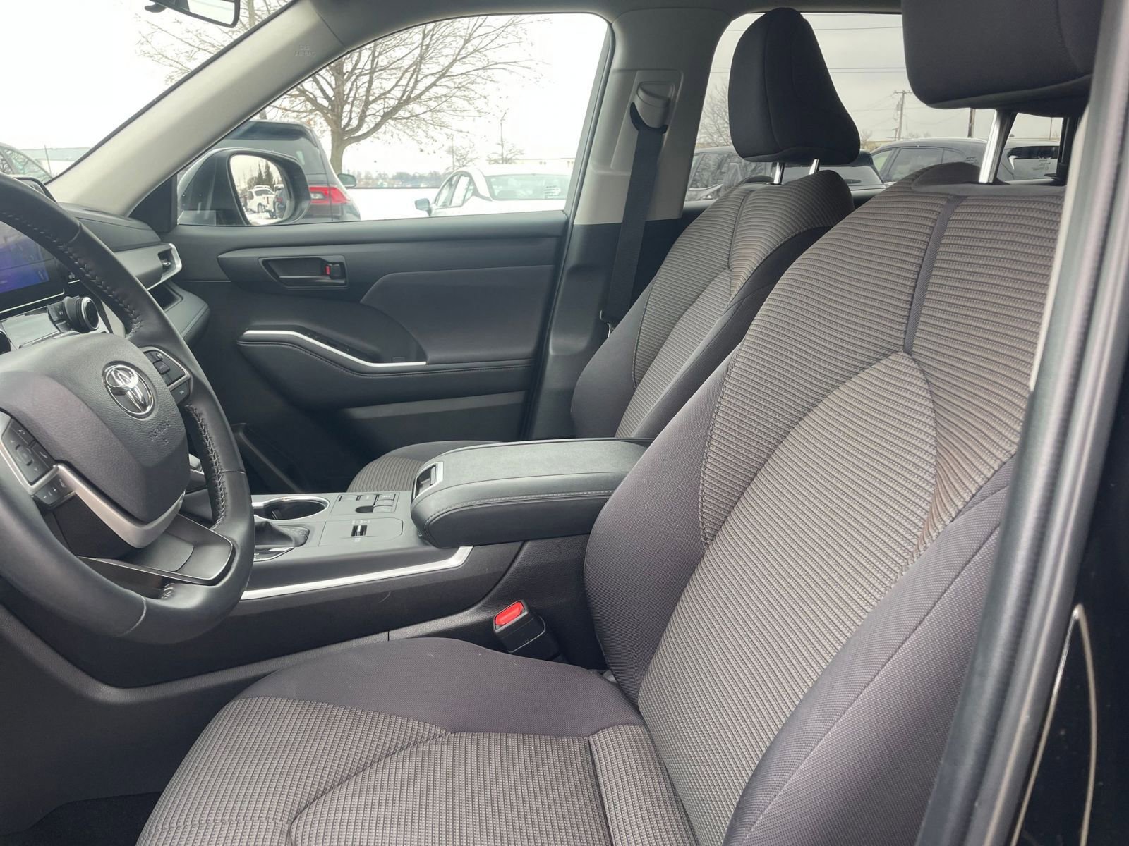 Used 2025 Toyota Highlander LE image 28