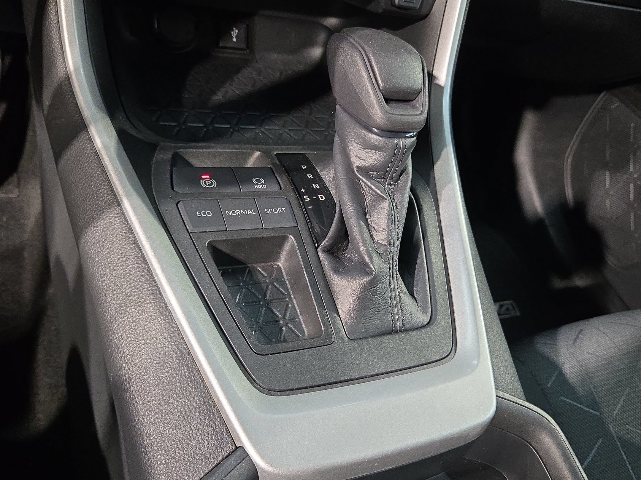 Used 2020 Toyota RAV4 XLE w/ Convenience Package FWD image 34