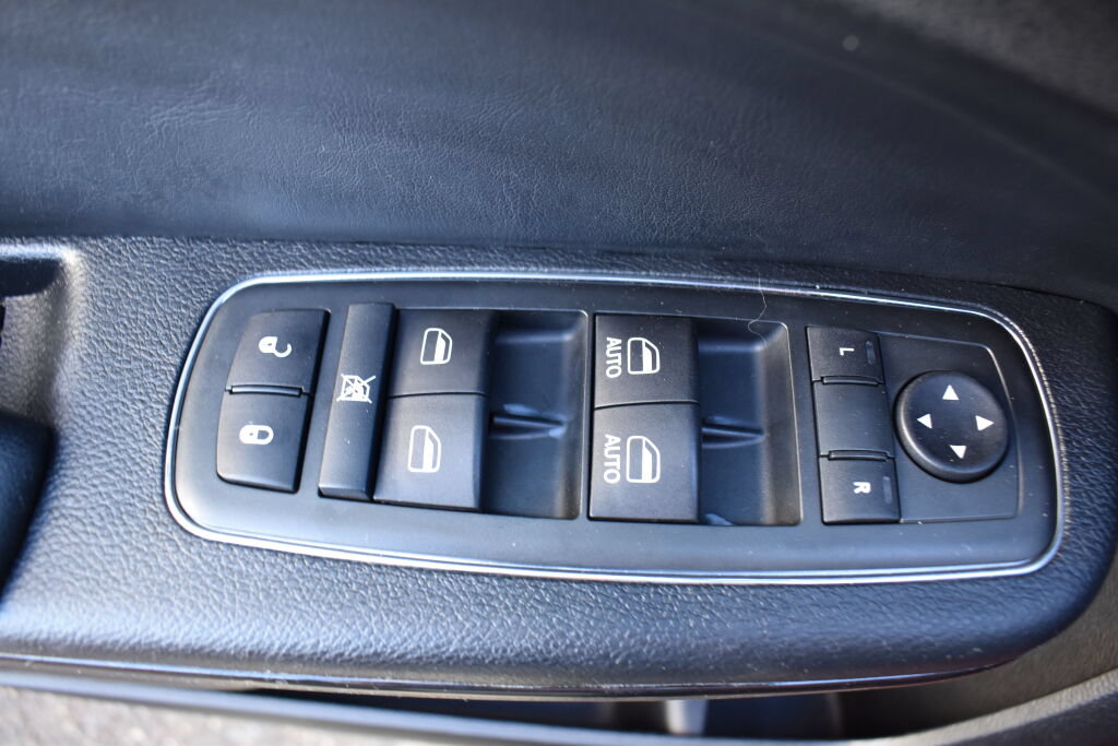 Used 2013 Chrysler 300 S RWD image 16