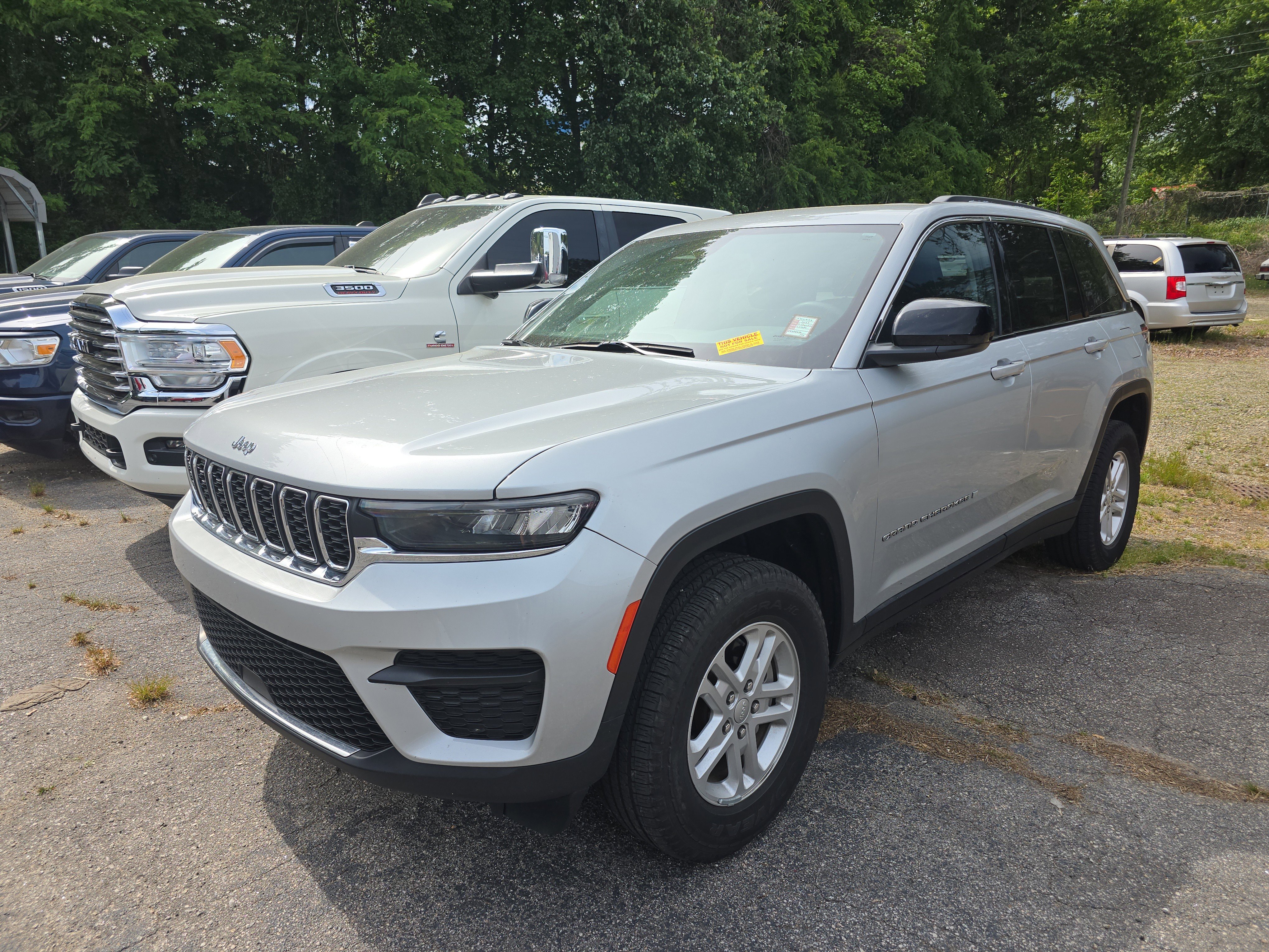 Used 2023 Jeep Grand Cherokee Laredo AWD/4WD image 3