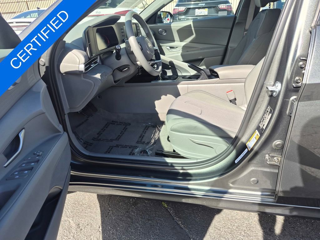 Used 2025 Hyundai Elantra SE image 11