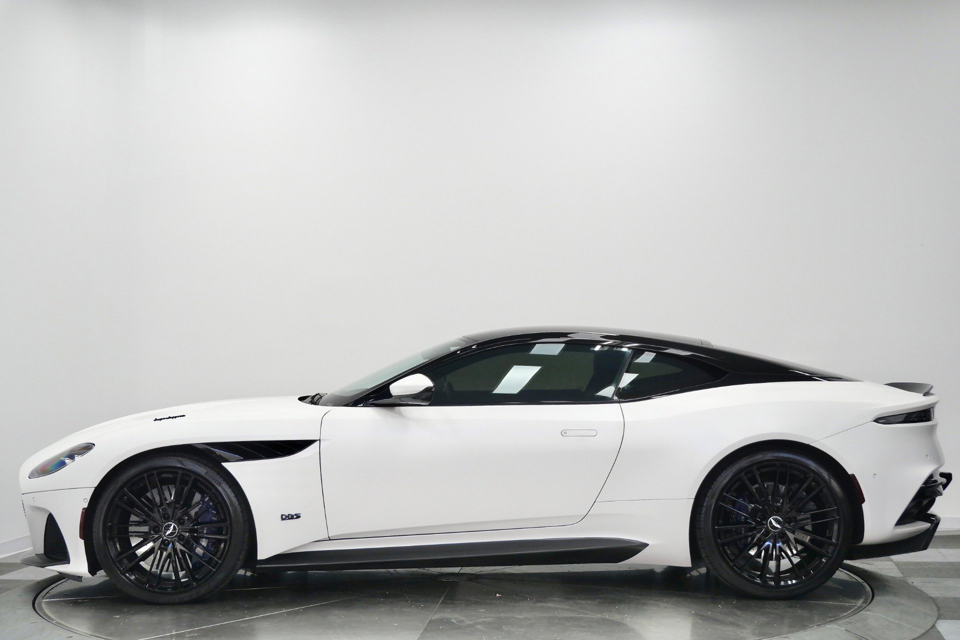 Used 2020 Aston Martin DBS Superleggera RWD image 6