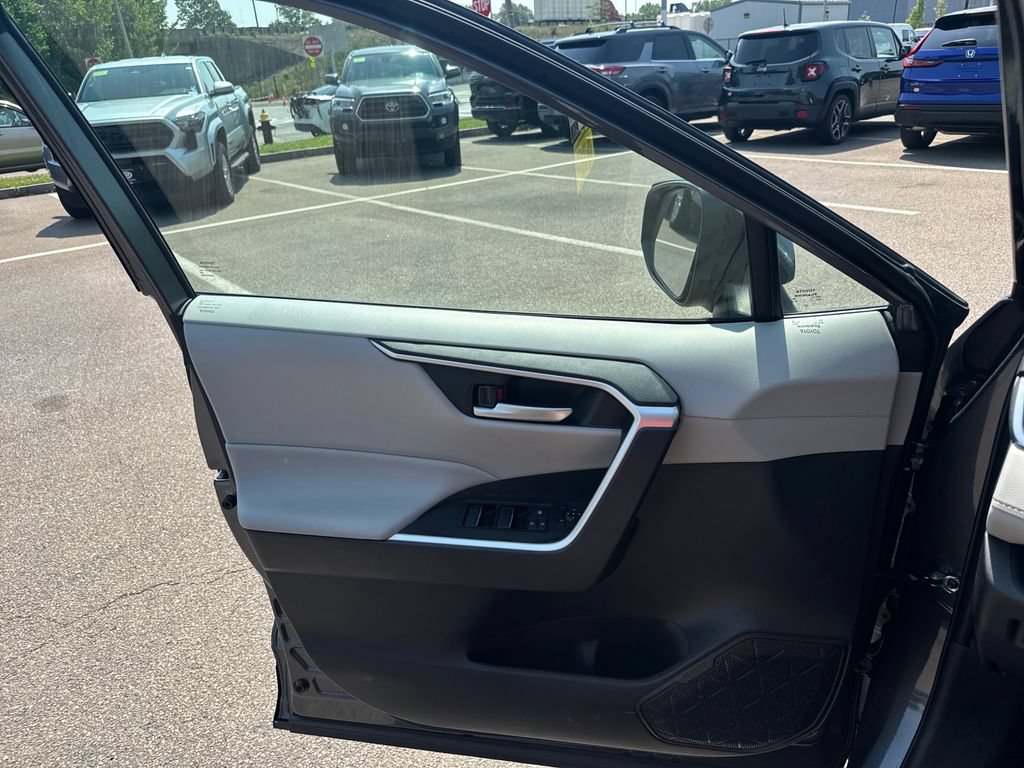 Used 2025 Toyota RAV4 XLE AWD/4WD image 31