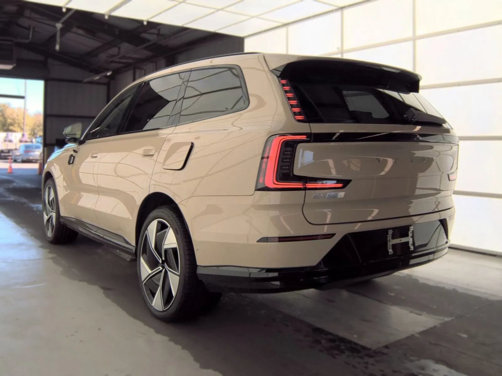Used 2025 Volvo EX90 Ultra AWD/4WD image 11