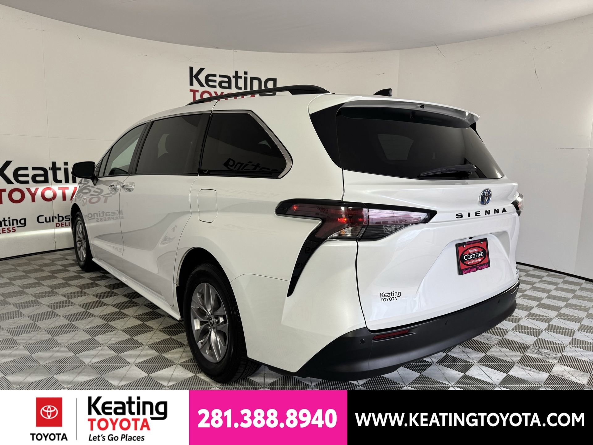 Certified 2024 Toyota Sienna XLE FWD image 8
