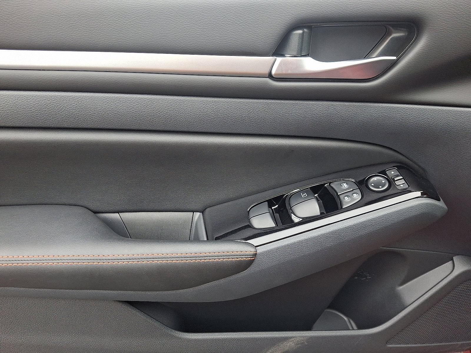 Certified 2025 Nissan Altima 2.5 SR image 12