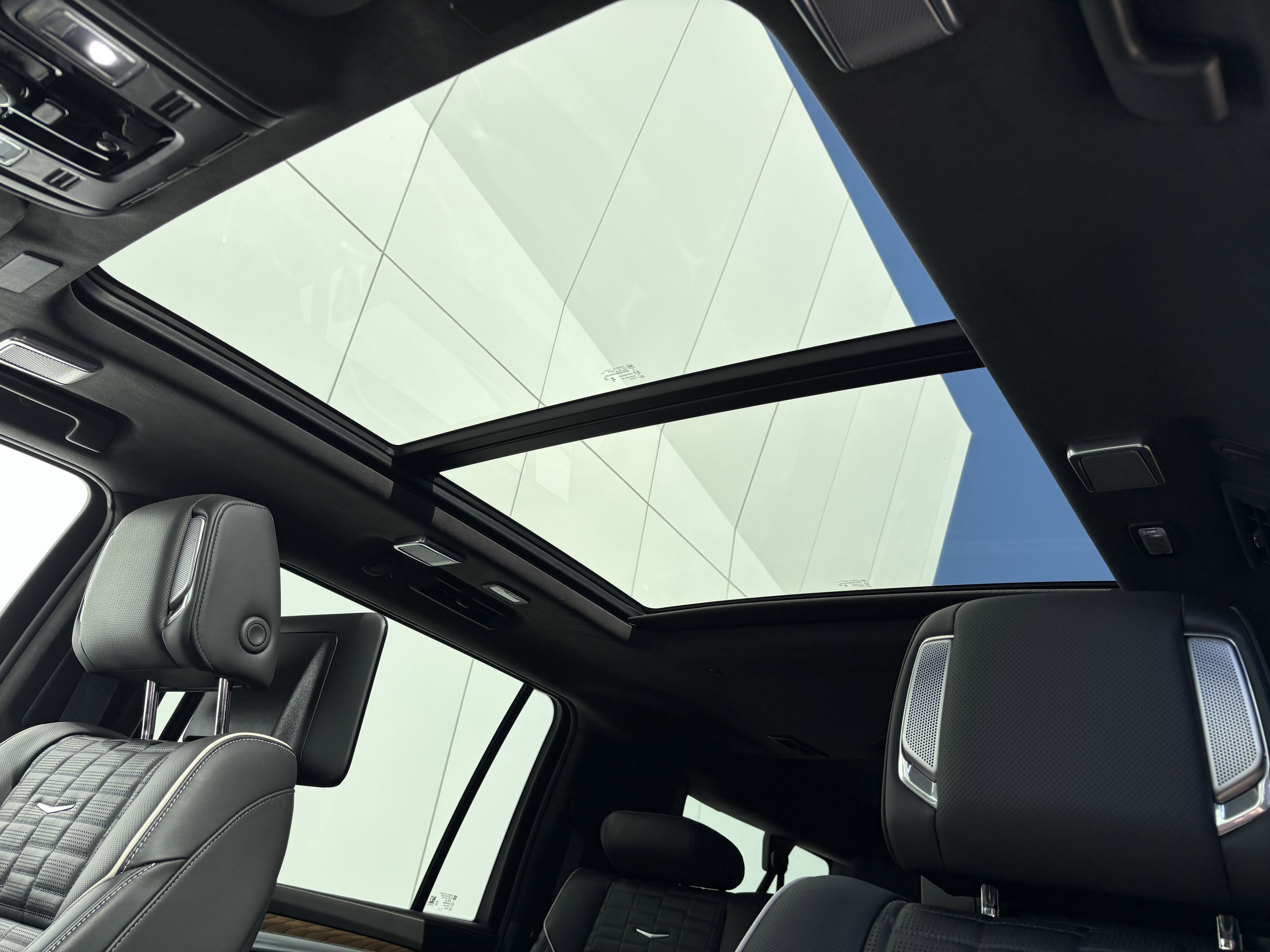 Used 2025 Cadillac Escalade ESV Premium Luxury Platinum AWD/4WD image 17