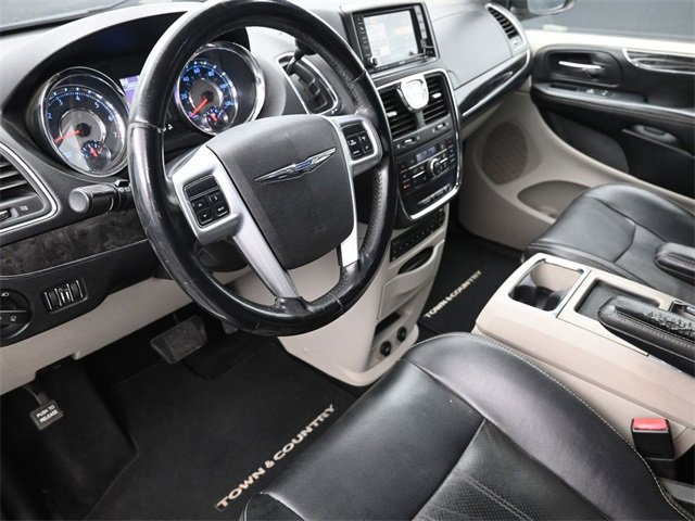 Used 2011 Chrysler Town & Country Touring-L w/ Entertainment Group #2 image 17