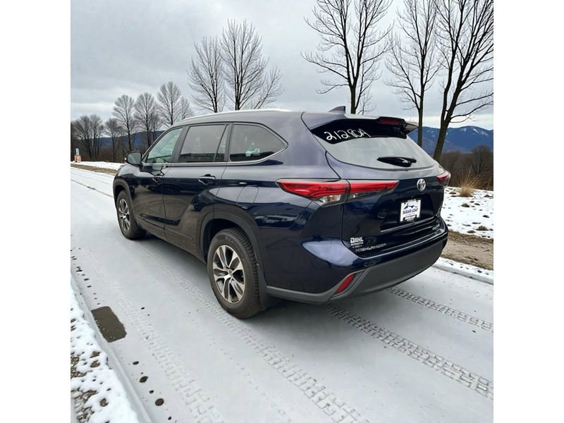 Used 2023 Toyota Highlander XLE image 3