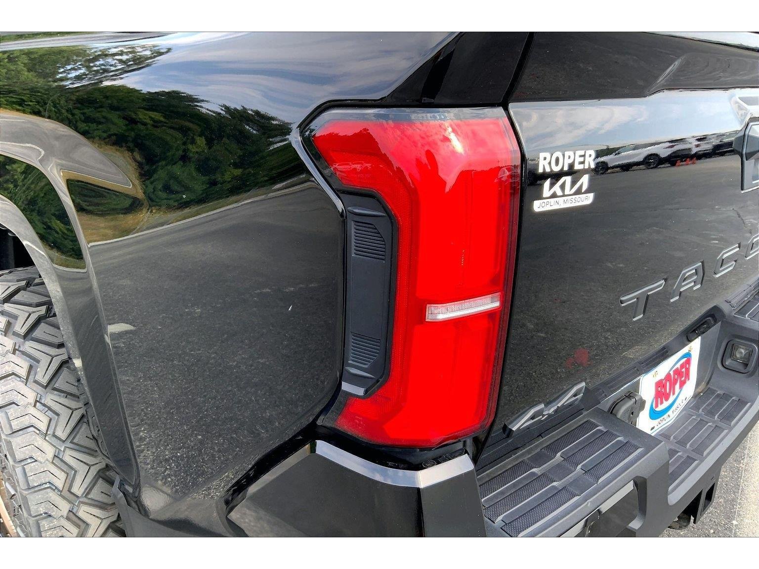 Used 2024 Toyota Tacoma SR5 AWD/4WD image 27