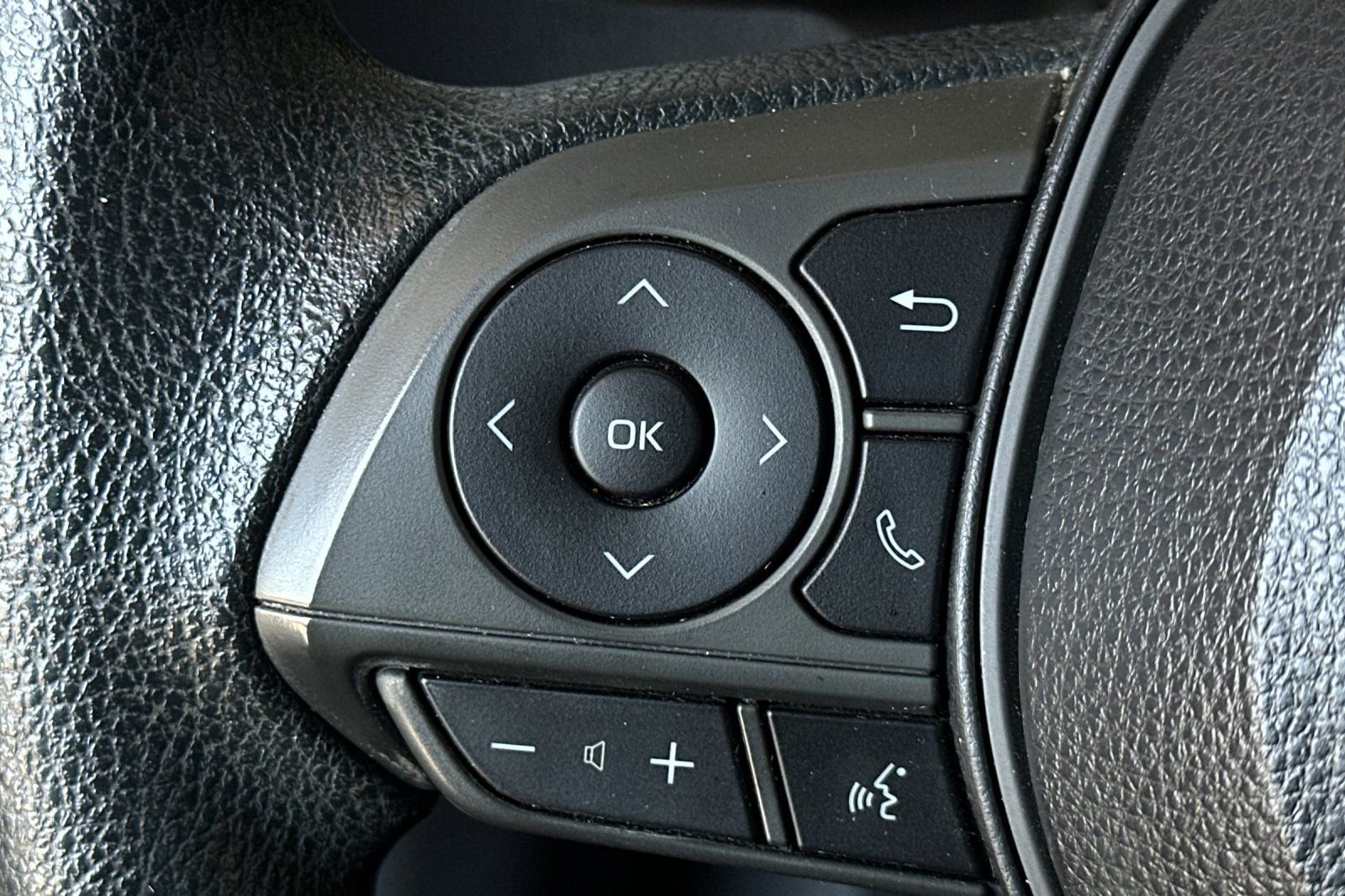 Used 2020 Toyota Corolla LE image 25