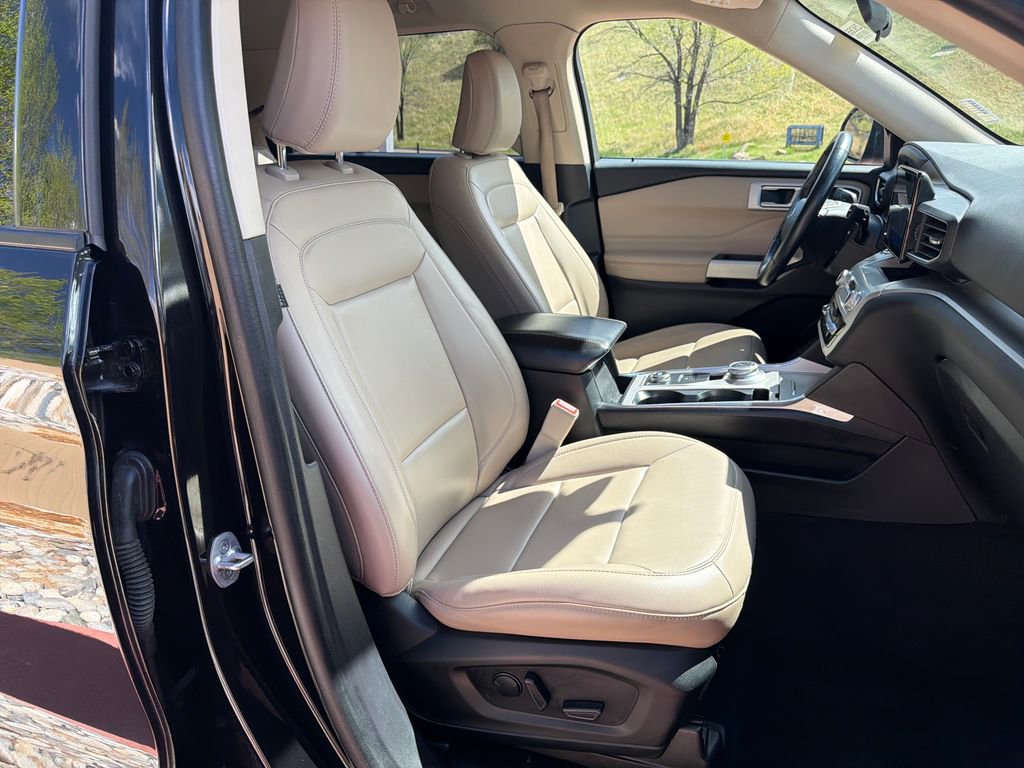 Certified 2022 Ford Explorer XLT w/ Equipment Group 202A AWD/4WD image 32