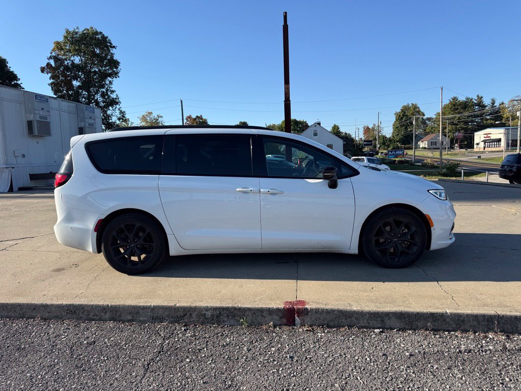Used 2024 Chrysler Pacifica Limited w/ Uconnect Theater Family Group FWD image 5