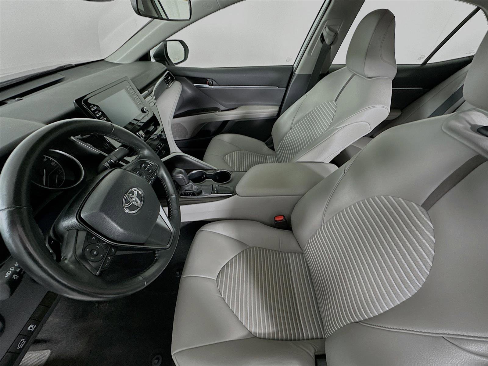 Used 2024 Toyota Camry SE image 11