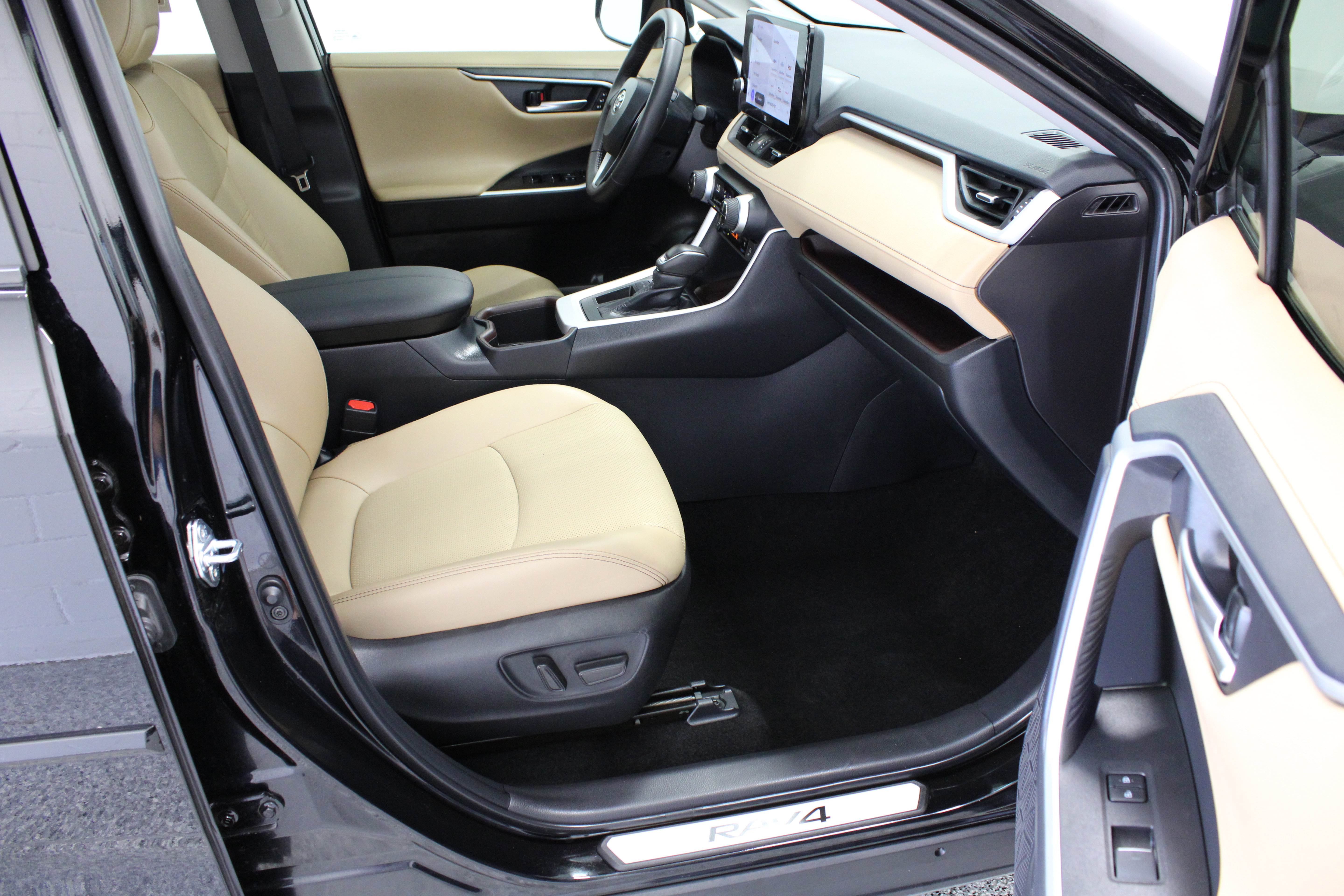 Used 2025 Toyota RAV4 Limited FWD image 39