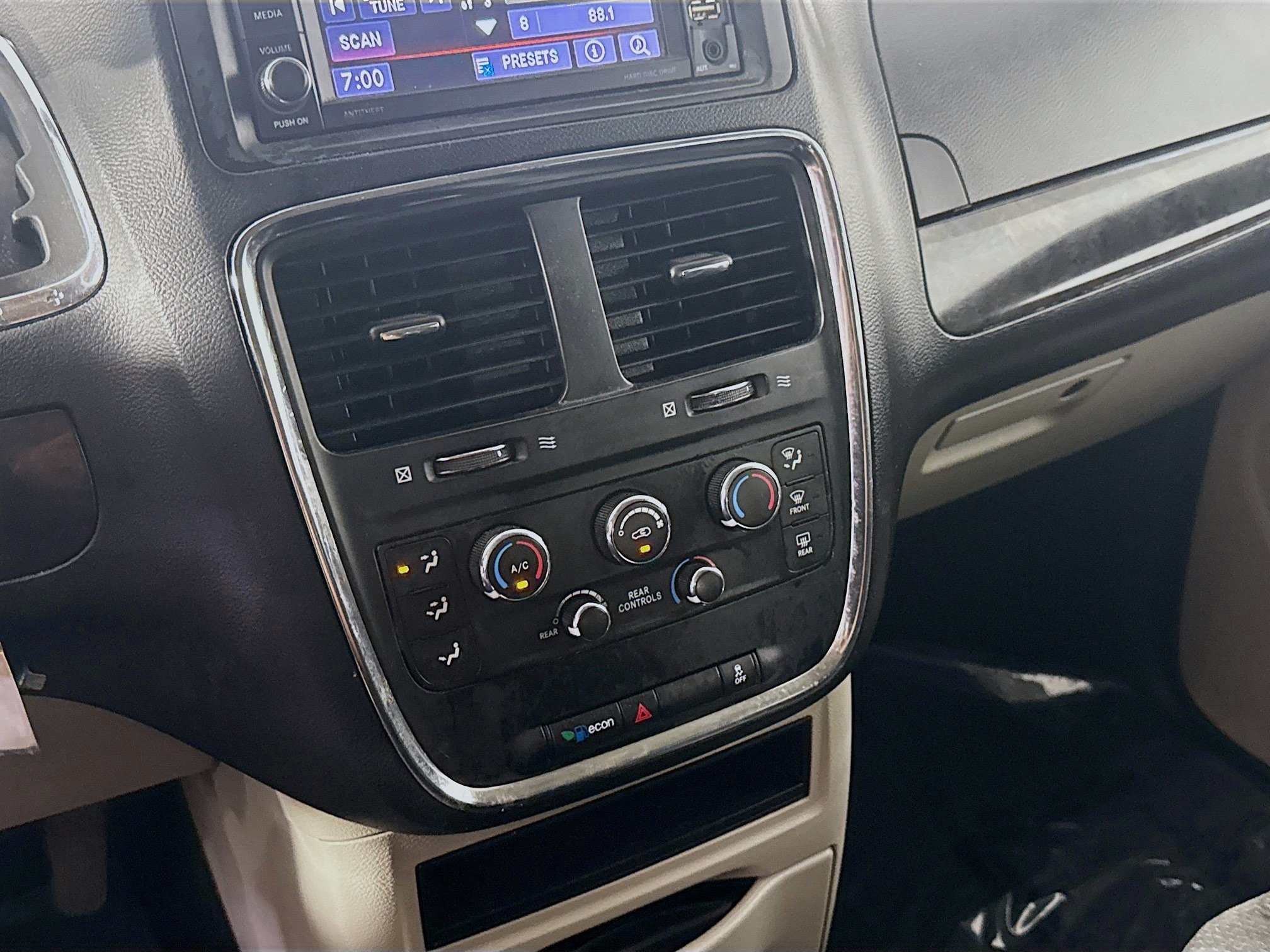 Used 2019 Dodge Grand Caravan SE FWD image 18
