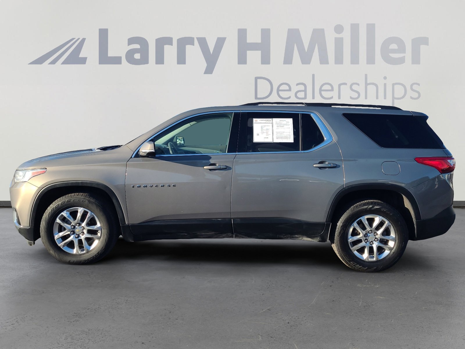 Used 2019 Chevrolet Traverse LT image 2