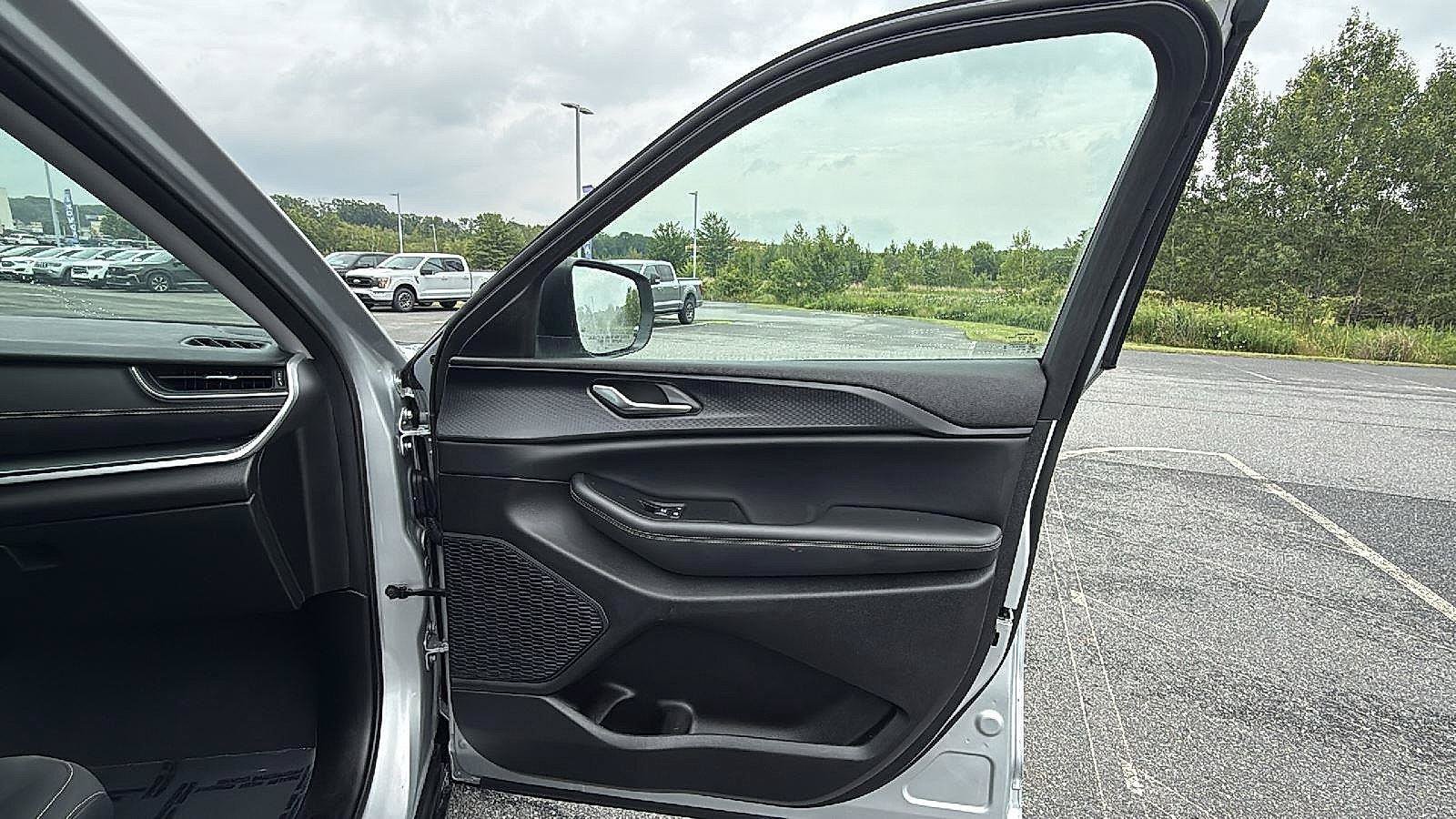 Used 2023 Jeep Grand Cherokee L Laredo AWD/4WD image 18