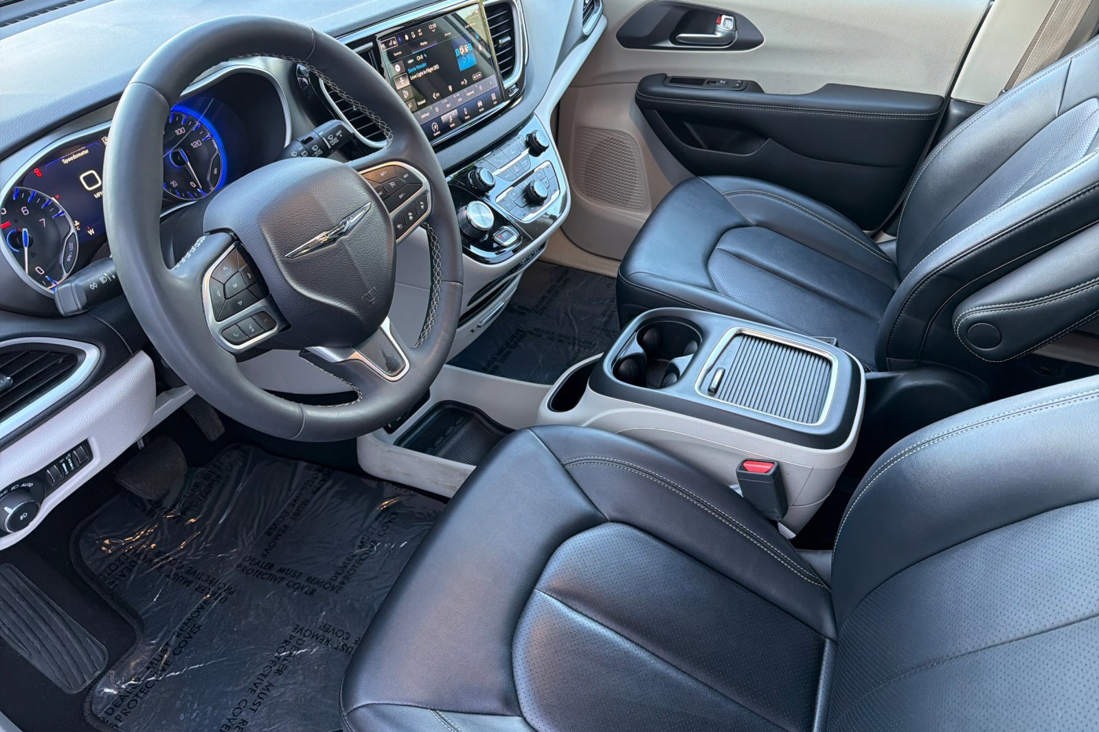 Used 2024 Chrysler Pacifica Touring-L image 9