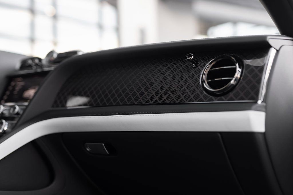 Used 2025 Bentley Bentayga AWD/4WD image 33