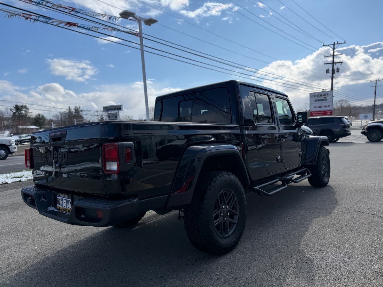 Certified 2025 Jeep Gladiator Sport AWD/4WD image 3