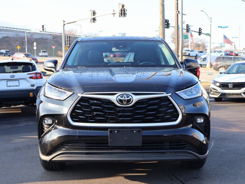 Used 2020 Toyota Highlander XLE image 2