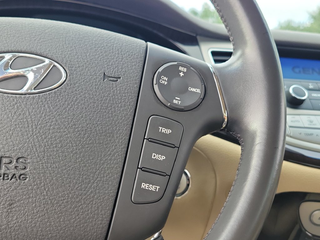 Used 2010 Hyundai Genesis 3.8 RWD image 27
