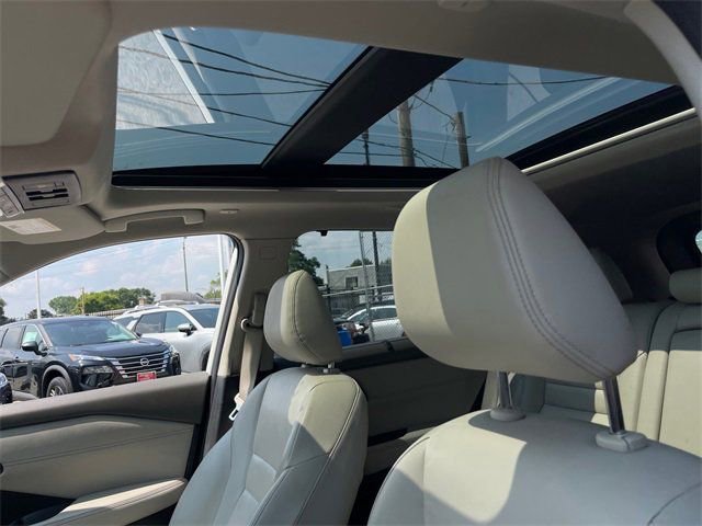 Used 2023 Nissan Rogue SL w/ SL Premium Package image 10