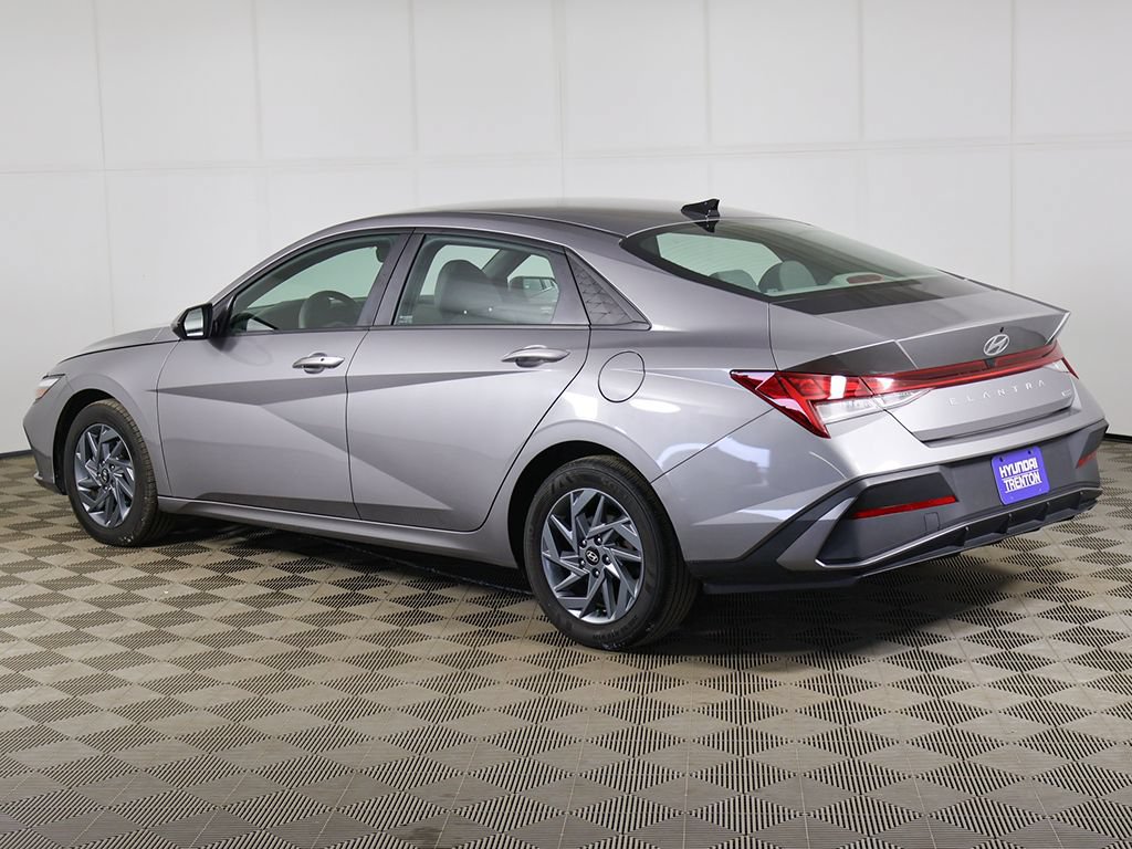 Used 2024 Hyundai Elantra Blue FWD image 8
