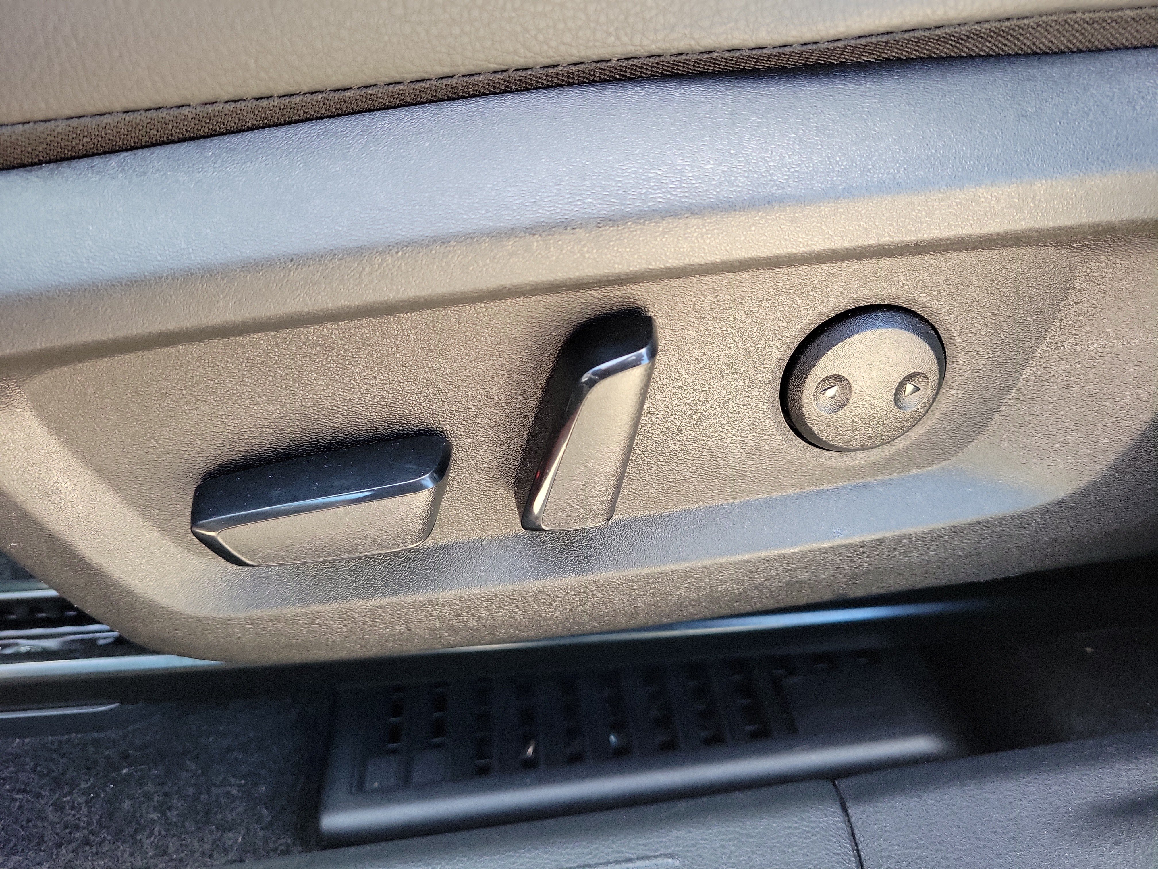 Certified 2025 Nissan Rogue SL FWD image 18