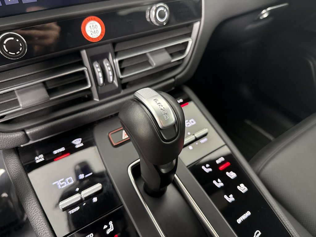 Certified 2025 Porsche Macan AWD/4WD image 32