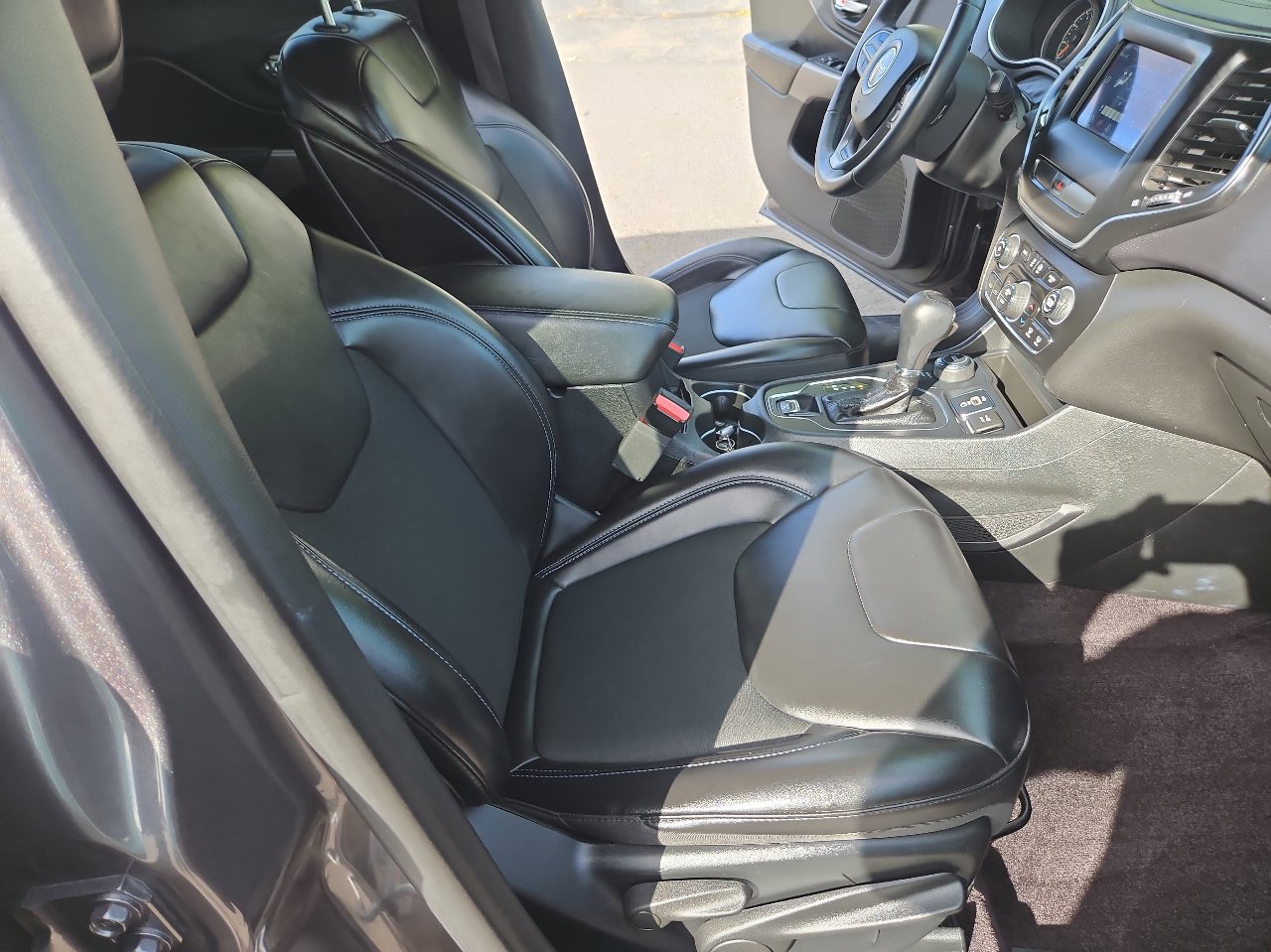 Used 2019 Jeep Cherokee Latitude Plus w/ Comfort/Convenience Group image 15