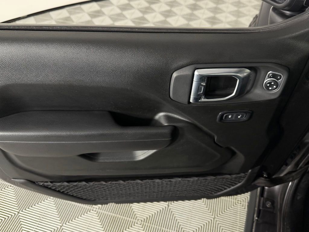 Used 2025 Jeep Wrangler Unlimited Rubicon AWD/4WD image 24