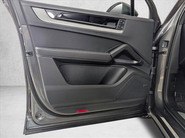Used 2025 Porsche Cayenne image 13