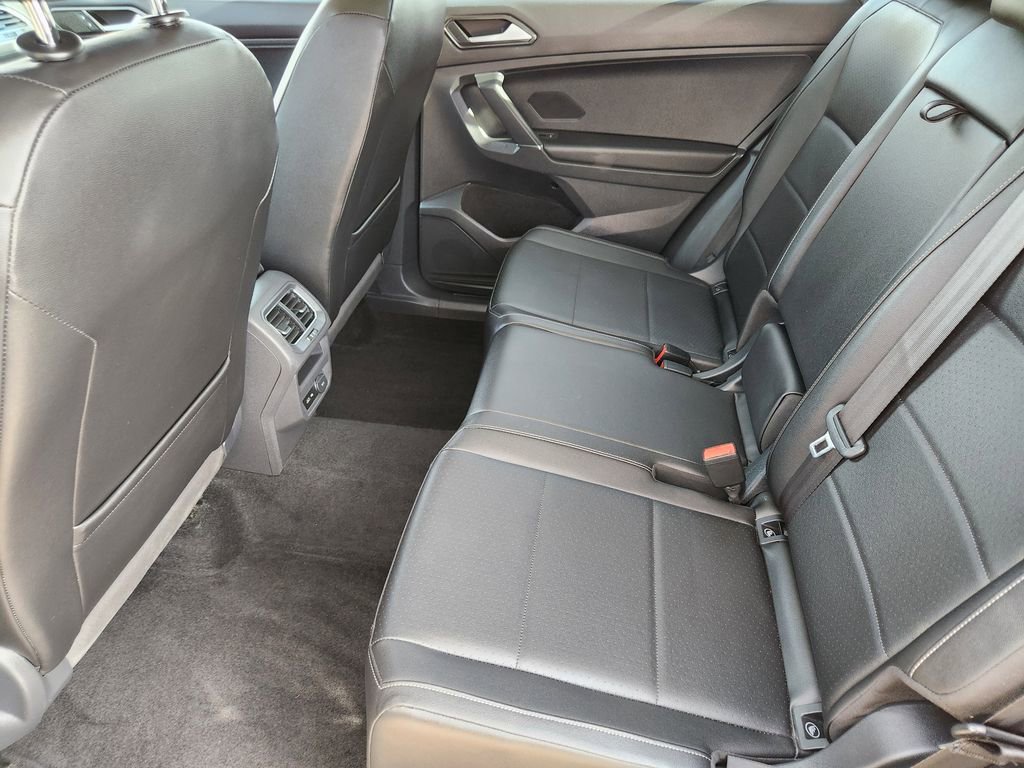 Used 2018 Volkswagen Tiguan SE w/ Panoramic Sunroof Package image 18