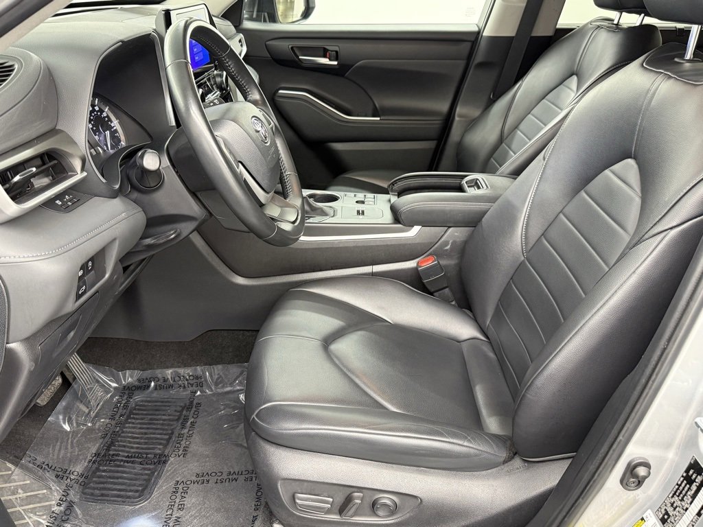 Used 2024 Toyota Highlander LE image 17