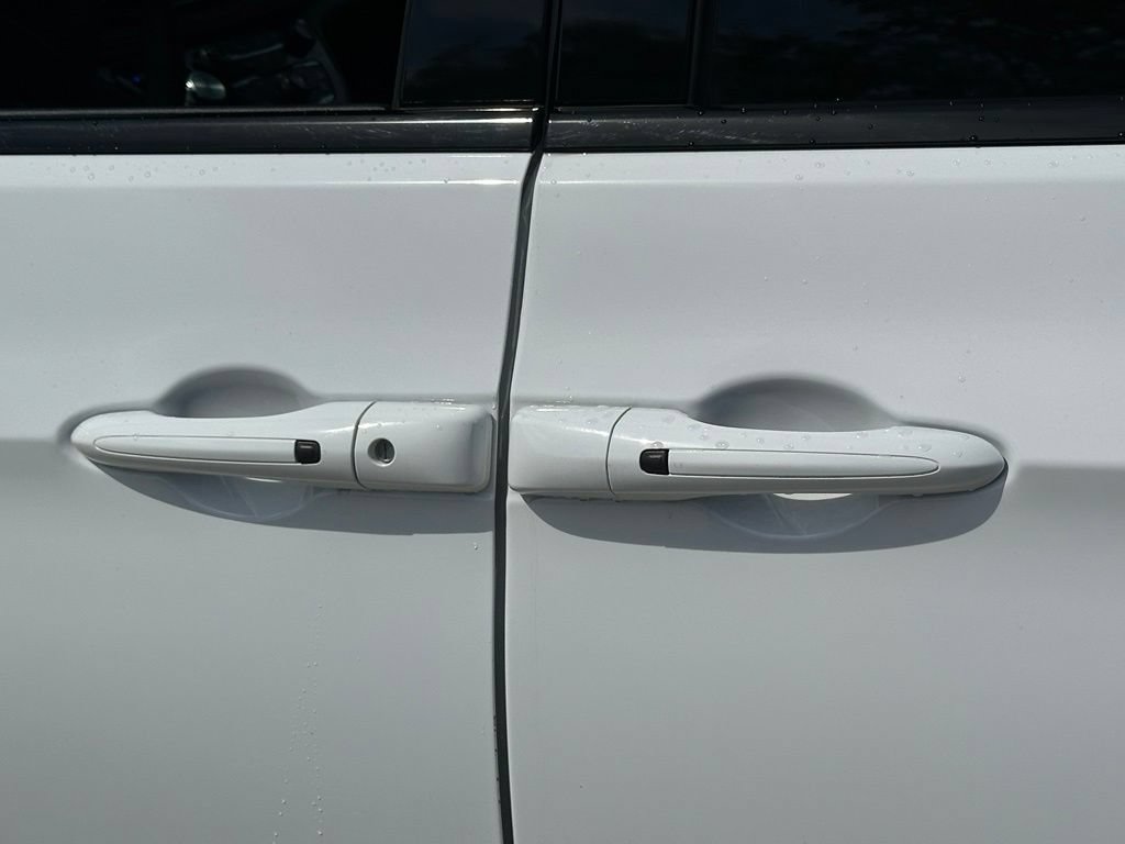 Used 2025 Chrysler Pacifica Limited FWD image 15