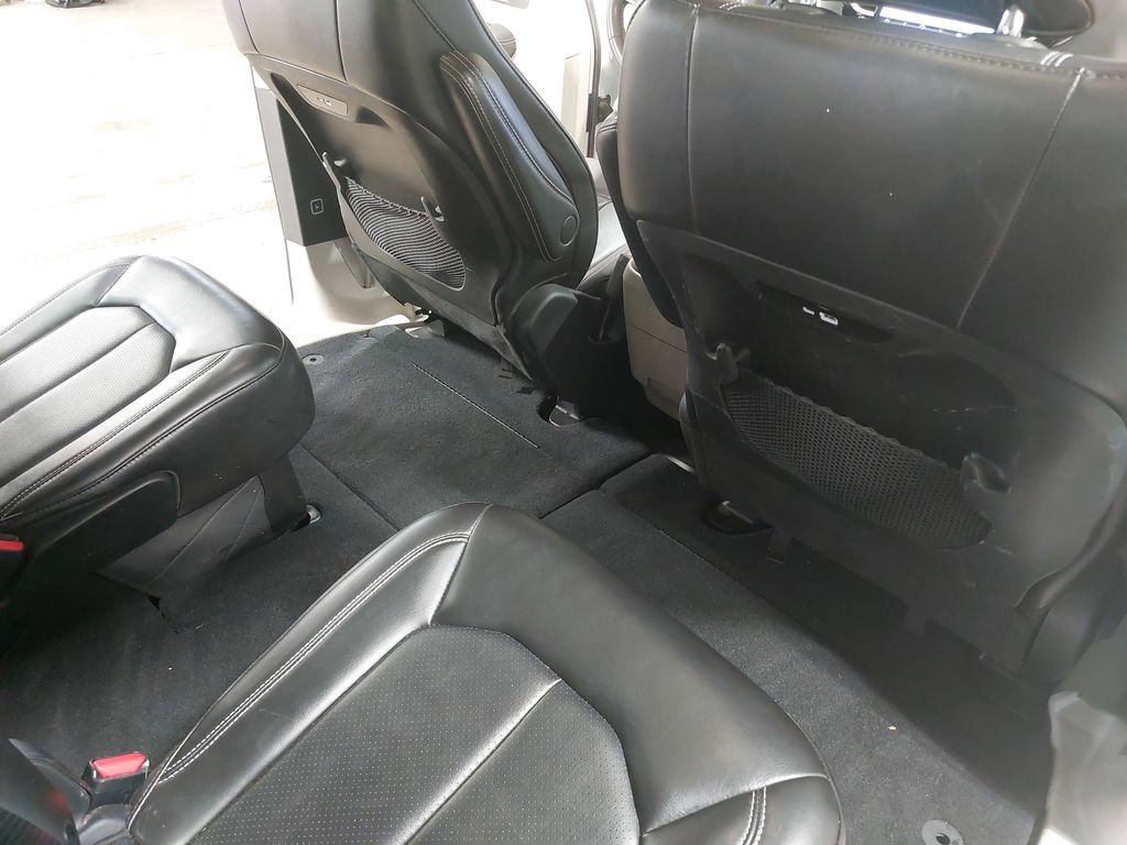 Used 2024 Chrysler Pacifica Touring-L FWD image 11