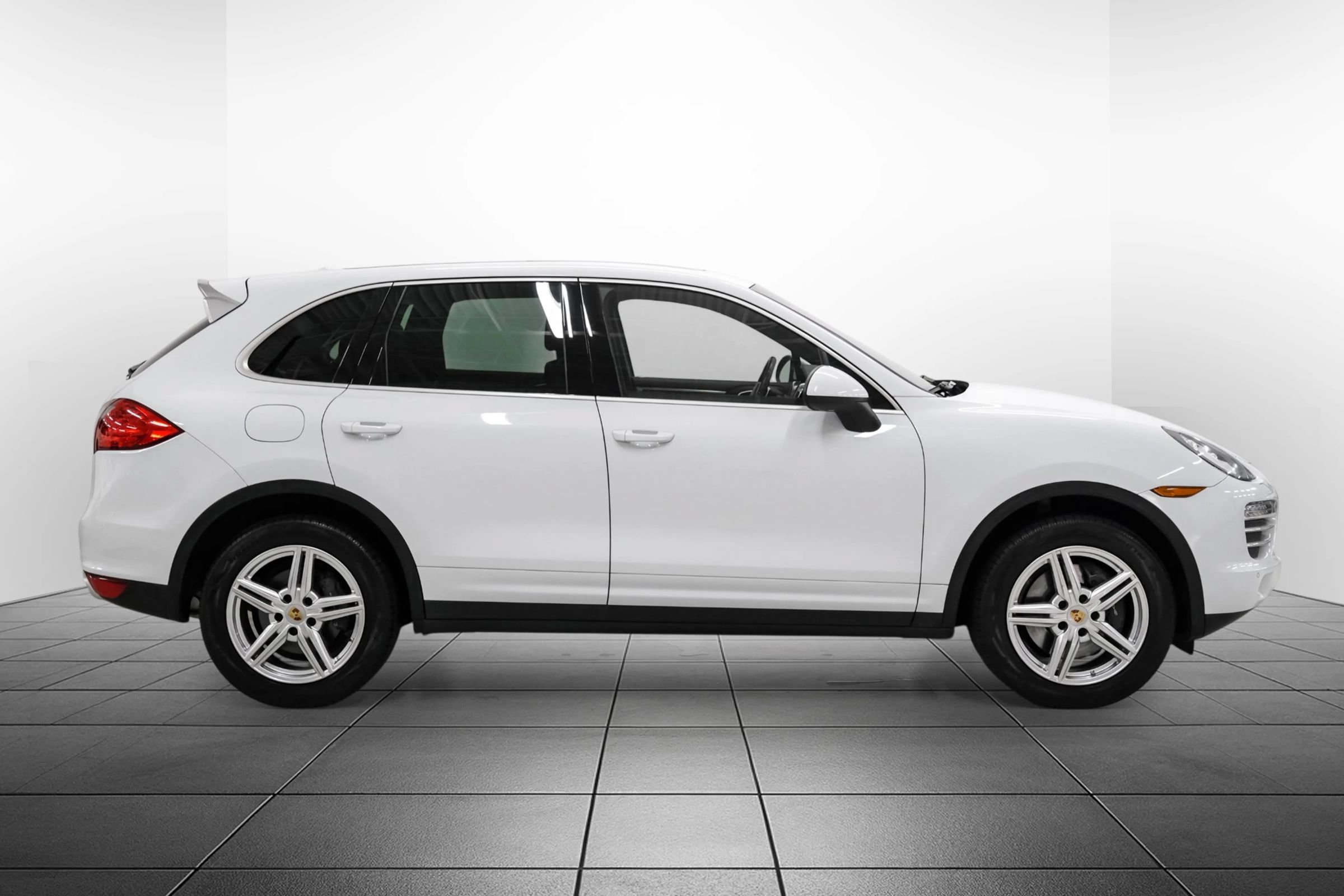 Used 2014 Porsche Cayenne Platinum Edition AWD/4WD image 8